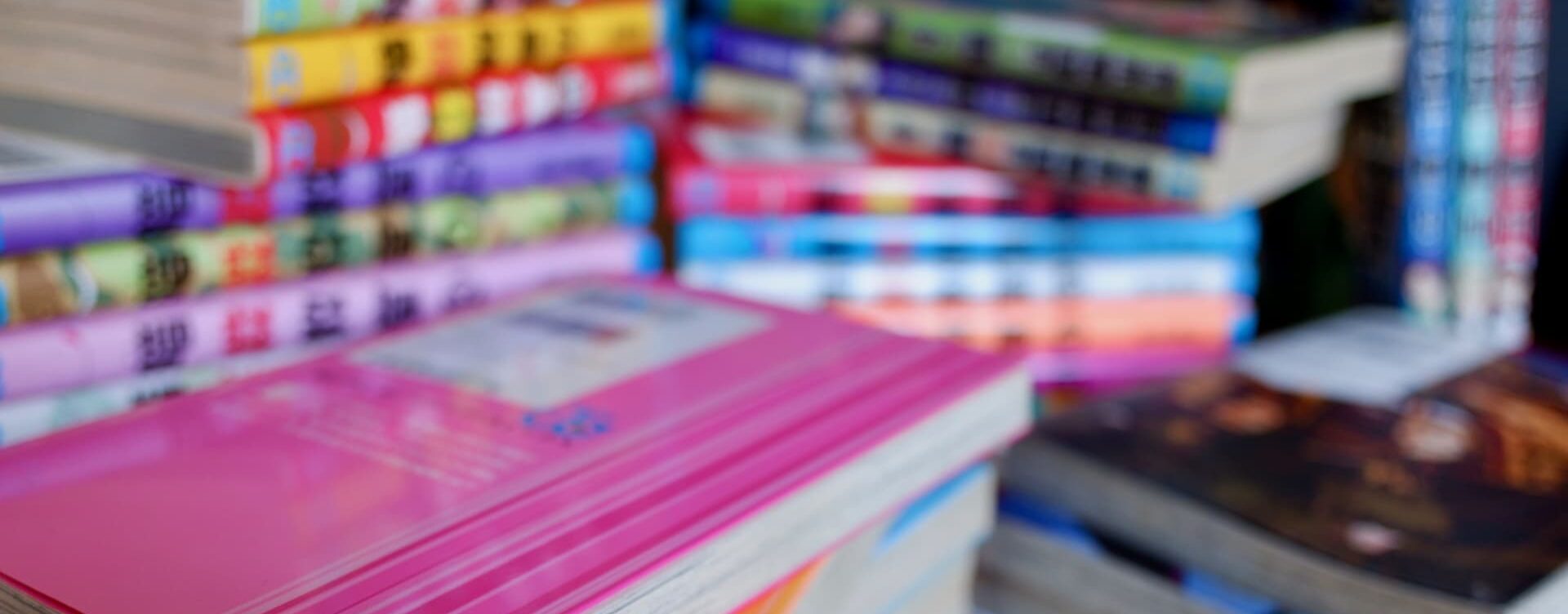 アニメイトの電子書籍ストア活用ガイドのイメージ画像。スマートフォンで電子書籍を読むユーザーと、アニメイトポイントや紙書籍との比較を象徴するアイコンのグラフィック。